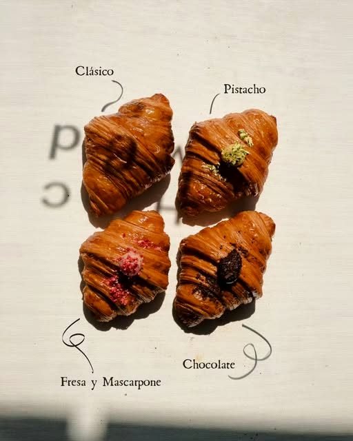 Los cuatro croissants de Esquina Bakery sobre papel: clásico, pistacho, fresa y mascarpone, chocolate.